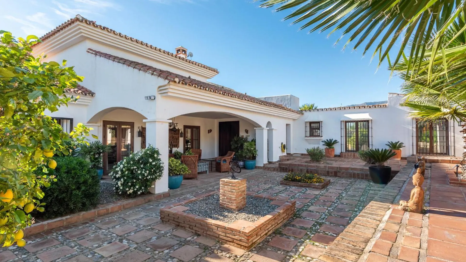 Gorgeous Spanish Chalet, Pool And Views contacts
