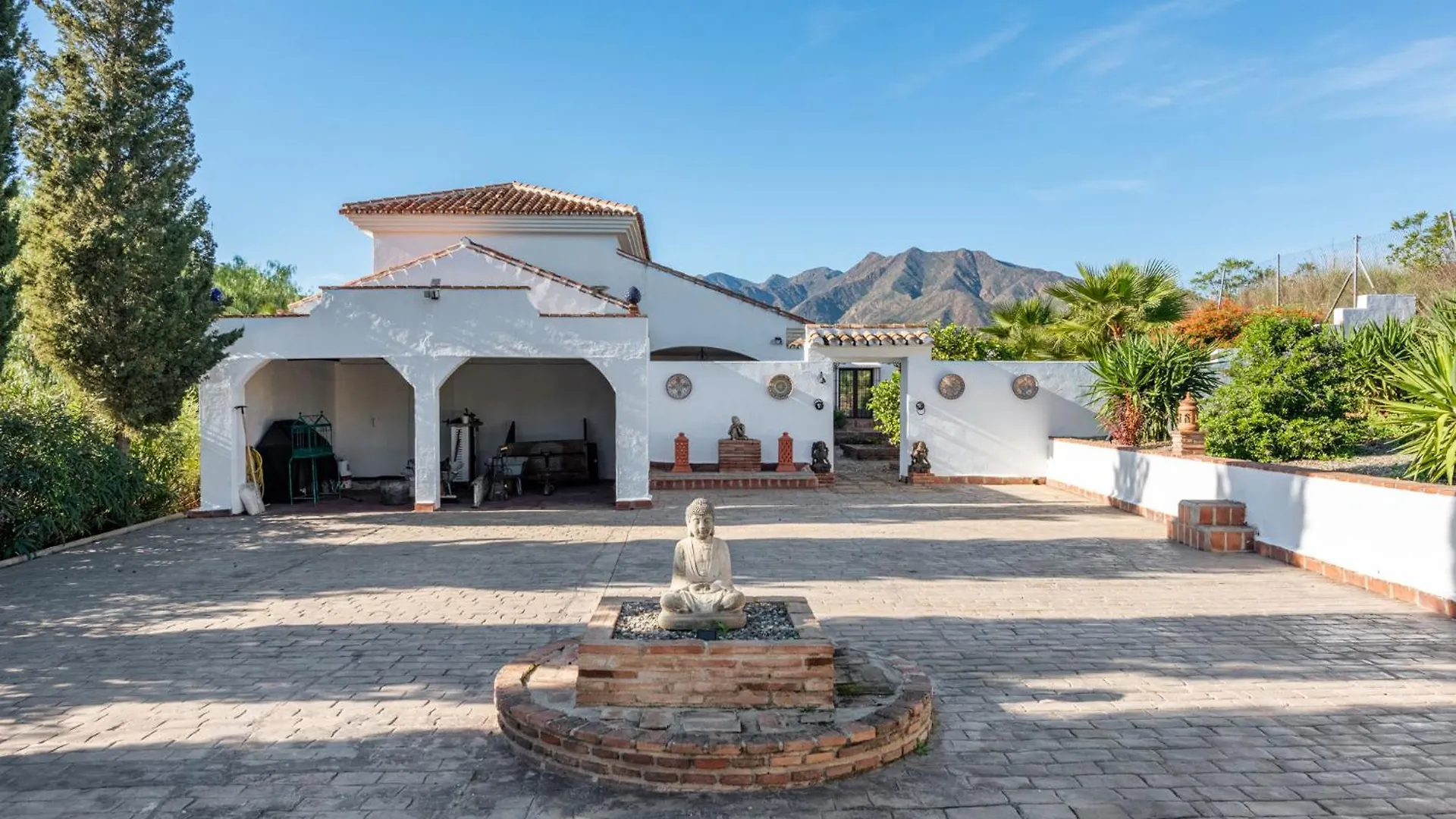 Gorgeous Spanish Chalet, Pool And Views 木屋