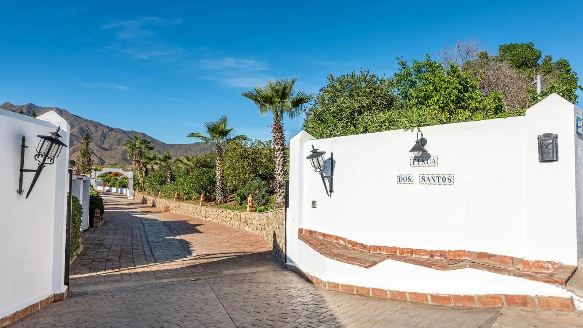 Gorgeous Spanish Chalet, Pool And Views 木屋 马拉加