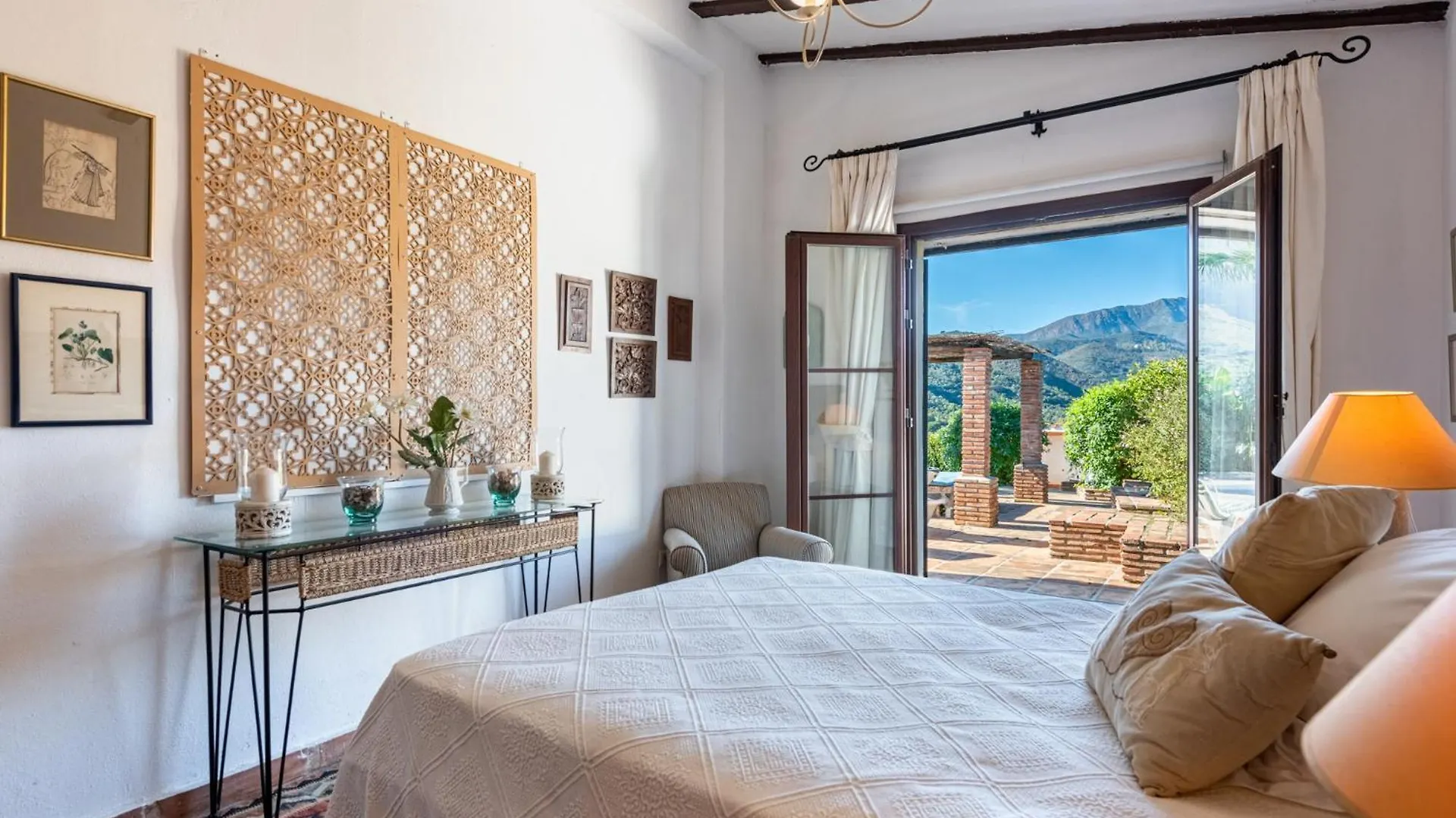 Gorgeous Spanish Chalet, Pool And Views 木屋