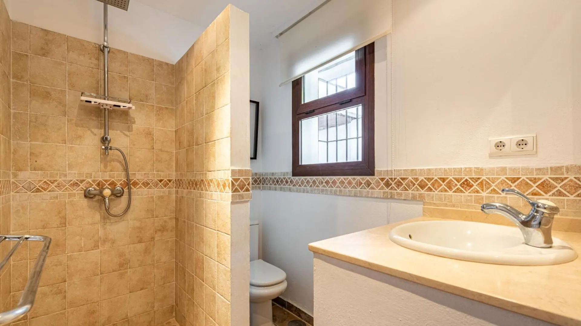 Gorgeous Spanish Chalet, Pool And Views 木屋